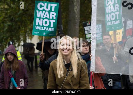 Damm, London, Großbritannien. 5.. November 2022. Tausende Teilnehmer am Embankment eine nationale Demonstration fordert eine Parlamentswahl, die nun zu einer Kundgebung auf den Trafalgar Square marschieren wird. Stockfoto