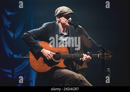 BELGIEN, BRÜSSEL, 2022: Der amerikanische Singer-Songwriter und Gitarrist James Taylor, sechsfacher Grammy-Gewinner, tritt mit seiner All-Star Band live auf der Bühne in Brüssel auf. Stockfoto