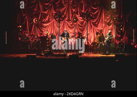 BELGIEN, BRÜSSEL, 2022: Der amerikanische Singer-Songwriter und Gitarrist James Taylor, sechsfacher Grammy-Gewinner, tritt mit seiner All-Star Band live auf der Bühne in Brüssel auf. Stockfoto