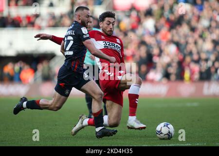 Allan Campbell von Luton Town wird von Matt Crooks von Middlesbrough während des Sky Bet Championship-Spiels zwischen Middlesbrough und Luton Town im Riverside Stadium, Middlesbrough, am Samstag, den 5.. März 2022, angegangen. (Foto von Michael Driver/MI News/NurPhoto) Stockfoto