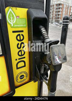 Diesel-Kraftstoffpumpe an einer Petro-Canada Tankstelle in Toronto, Ontario, Kanada, am 05. März 2022. Die steigenden Dieselkosten könnten letztendlich die Lebensmittelpreise um 30 bis 35 Prozent erhöhen, was die Inflation in Kanada nach Ansicht von Analysten der Erdölindustrie noch weiter ansteigen lässt. Die Benzinpreise in Ontarien stiegen nach Russlands Entscheidung, in die Ukraine einzumarschieren, auf Rekordniveau, und auch die Dieselpreise waren inmitten der geopolitischen Spannungen auf einem Aufwärtstrend und sind in dieser Woche mittlerweile um fünf Cent gestiegen. Experten sagen voraus, dass die steigenden Kraftstoffkosten die Inflation wahrscheinlich auf ein Niveau treiben werden, das wir „wahrscheinlich“ erreicht haben Stockfoto