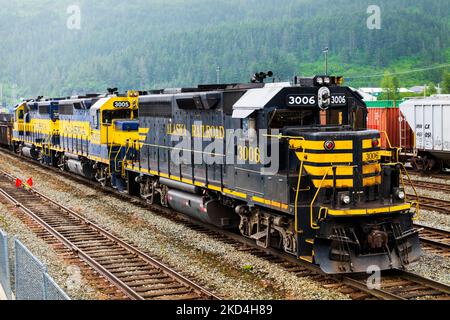 Alaska Railroad Depot und Lokomotive; Whittier, Alaska, USA. Ein Tunnel von Whittier nach Portage wird von Autos und Eisenbahn geteilt. Stockfoto