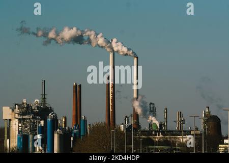 Shell-Wesseling-Ölraffinerie wird am 7. März 2022 in Wesseling, Deutschland, gesehen, da der Krieg Russlands gegen die Ukraine zu steigenden Preisen in ganz Europa geführt hat (Foto von Ying Tang/NurPhoto) Stockfoto