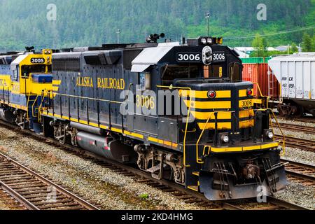 Alaska Railroad Depot und Lokomotive; Whittier, Alaska, USA. Ein Tunnel von Whittier nach Portage wird von Autos und Eisenbahn geteilt. Stockfoto