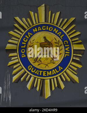 Logo des Policía Nacional Civil, der Polizei Guatemalas im Dorf La Mesilla, das nahe der Grenze zu Mexiko liegt. Am Freitag, den 4. März 2022, in La Mesilla, Gemeinde La Democracia, Guatemala. (Foto von Artur Widak/NurPhoto) Stockfoto