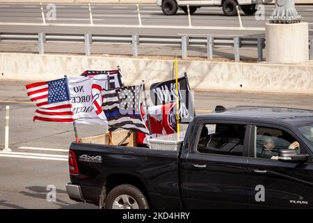 Ein Pickup-Truck fliegt amerikanische, kanadische, Thin Blue Line, Anti-Impfstoff und F*** Biden Flaggen, während er am Volkskonvoi teilnimmt und den zweiten Tag in Folge den Hauptstadtgürtel umkreist. Der Konvoi besteht aus Lkw-Fahrern und vielen Anhängern von Personenkraftwagen, die sich von den Lkw-Protesten in Ottawa inspirieren ließen. Sie fordern ein Ende des Impfstoffes und anderer nationaler Mandate aufgrund der Coronavirus-Pandemie, obwohl es keine derartigen Mandate gibt. (Foto von Allison Bailey/NurPhoto) Stockfoto