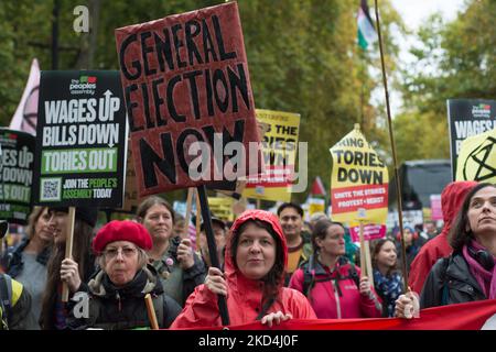 Damm, London, Großbritannien. 5.. November 2022. Tausende Teilnehmer am Embankment eine nationale Demonstration fordert eine Parlamentswahl, die nun zu einer Kundgebung auf den Trafalgar Square marschieren wird. Stockfoto