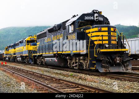 Alaska Railroad Depot und Lokomotive; Whittier, Alaska, USA. Ein Tunnel von Whittier nach Portage wird von Autos und Eisenbahn geteilt. Stockfoto