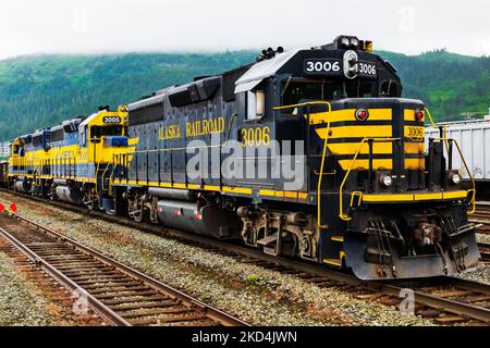 Alaska Railroad Depot und Lokomotive; Whittier, Alaska, USA. Ein Tunnel von Whittier nach Portage wird von Autos und Eisenbahn geteilt. Stockfoto