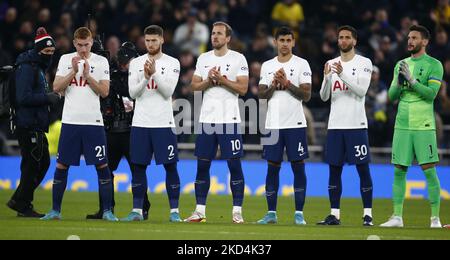 L-R Tottenham Hotspur's Dejan Kulusevski (Leihgabe von Juventus) Tottenham Hotspur's Matt Doherty Tottenham Hotspur's Harry Kane Tottenham Hotspur's Cristian Romero (Leihgabe von Atalanta) Rodrigo Bentancur von Tottenham Hotspur und Hugo Lloris von Tottenham Hotspur nehmen an einer Applausminute Teil, um Frieden und Sympathie mit der Ukraine vor der Premier League zwischen Tottenham Hotspur und Everton im Tottenham Hotspur-Stadion in London, England, am 07.. März 2022 zu signalisieren (Foto by Action Foto Sport/NurPhoto) Stockfoto