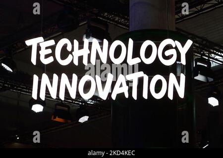 Technology Innovation Logo auf dem Stand der Deutschen Telekom während des Mobile World Congress (MWC) ausgestellt, der größten Fachmesse der Branche mit den Schwerpunkten Mobile Devices, 5G, IOT, AI und Big Data, die am 3. März 2022 in Barcelona, Spanien, gefeiert wurde. (Foto von Joan Cros/NurPhoto) Stockfoto