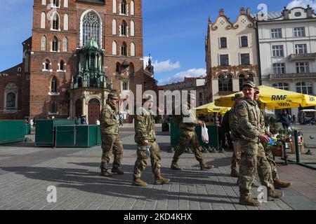 US-Soldaten der 82. Airborne Division werden am 8.. März 2022 auf dem Hauptplatz in Krakau, Polen, gesehen. US-Truppen sind als Verstärkung für seine verschiedenen NATO-Verbündeten in Osteuropa, einschließlich Polens, nach Polen gekommen, als die russische Invasion von Ukrain begonnen hat. (Foto von Beata Zawrzel/NurPhoto) Stockfoto