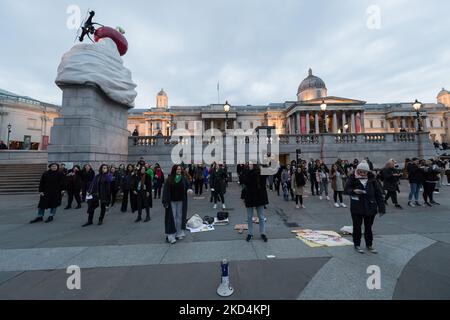 LONDON, GROSSBRITANNIEN - 08. MÄRZ 2022: Frauen aus Lateinamerika singen am Internationalen Frauentag am 08. März 2022 in London, England, am Trafalgar Square aus Protest gegen Gewalt gegen Frauen und nicht-binäre Menschen. (Foto von Wiktor Szymanowicz/NurPhoto) Stockfoto