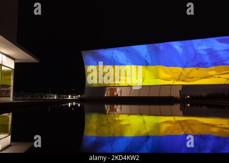 Das Kennedy Center ist abends blau und gelb gestrichen, um die Unterstützung für die Ukraine zu zeigen. Das Zentrum ist eines von vielen Wahrzeichen in Washington, die nachts für die Ukraine blau und gelb werden. Das Kennedy Center zeigt häufig Farben auf seiner normalerweise grau-weißen Fassade, um Unterstützung für soziale Fragen zu zeigen. (Foto von Allison Bailey/NurPhoto) Stockfoto