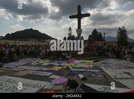 Aktivisten vor der Kathedrale von San Cristobal de las Cacas. Hunderte von Frauen marschierten am Internationalen Frauentag durch das Zentrum von San Cristobal de las Casas und forderten ein Ende der Frauenmorde und anderer geschlechtsspezifischer Gewalt in Chiapas und Mexiko. Am Dienstag, den 8. März 2022, in San Cristobal de las Casas, Chiapas, Mexiko. (Foto von Artur Widak/NurPhoto) Stockfoto