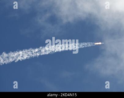 9. März 2022 - Cape Canaveral, Florida, USA - Eine Rakete vom Typ SpaceX Falcon 9, die 48 Starlink-Internet-Satelliten trägt, fährt nach dem Abheben von Pad 40 an der Weltraumstation Cape Canaveral am 9. März 2022 in Cape Canaveral, Florida, in die Umlaufbahn. (Foto von Paul Hennessy/NurPhoto) Stockfoto
