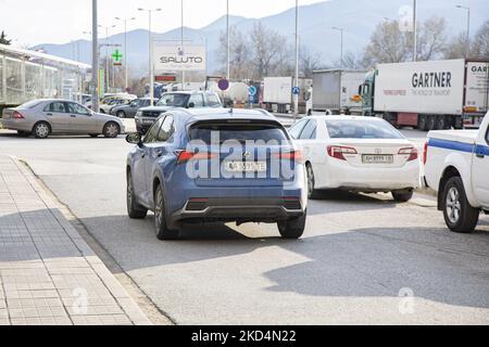 Autos mit ukrainischen Nummernschildern an den griechischen Grenzen. Zivilisten aus der Ukraine kommen am Grenzübergang Promahonas in Griechenland an. Ukrainische Flüchtlinge kommen mit dem Auto und dem Bus nach einer langen Fahrt an den Grenzen von Griechenland und Bulgarien bei Promachonas Sitte an, als sie aus ihrem Land fliehen. Einige sind griechische ethnische Menschen, die in der Ukraine leben und griechische Reisedokumente der EU besitzen, und andere haben Verwandte oder Freunde in Griechenland. Nach Angaben der UN-Flüchtlingsbehörde sind seit der russischen Militärinvasion mehr als 1,5 Millionen Flüchtlinge aus dem Land geflohen. Griechisch-bulgarische Grenze am 3. März 2022 (Foto: Nicolas Economou/N Stockfoto