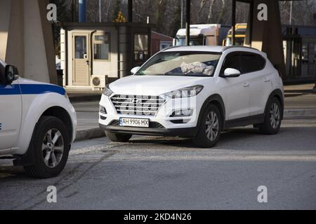 Autos mit ukrainischen Nummernschildern an den griechischen Grenzen. Zivilisten aus der Ukraine kommen am Grenzübergang Promahonas in Griechenland an. Ukrainische Flüchtlinge kommen mit dem Auto und dem Bus nach einer langen Fahrt an den Grenzen von Griechenland und Bulgarien bei Promachonas Sitte an, als sie aus ihrem Land fliehen. Einige sind griechische ethnische Menschen, die in der Ukraine leben und griechische Reisedokumente der EU besitzen, und andere haben Verwandte oder Freunde in Griechenland. Nach Angaben der UN-Flüchtlingsbehörde sind seit der russischen Militärinvasion mehr als 1,5 Millionen Flüchtlinge aus dem Land geflohen. Griechisch-bulgarische Grenze am 3. März 2022 (Foto: Nicolas Economou/N Stockfoto