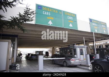 Autos mit ukrainischen Nummernschildern an den griechischen Grenzen. Zivilisten aus der Ukraine kommen am Grenzübergang Promahonas in Griechenland an. Ukrainische Flüchtlinge kommen mit dem Auto und dem Bus nach einer langen Fahrt an den Grenzen von Griechenland und Bulgarien bei Promachonas Sitte an, als sie aus ihrem Land fliehen. Einige sind griechische ethnische Menschen, die in der Ukraine leben und griechische Reisedokumente der EU besitzen, und andere haben Verwandte oder Freunde in Griechenland. Nach Angaben der UN-Flüchtlingsbehörde sind seit der russischen Militärinvasion mehr als 1,5 Millionen Flüchtlinge aus dem Land geflohen. Griechisch-bulgarische Grenze am 3. März 2022 (Foto: Nicolas Economou/N Stockfoto