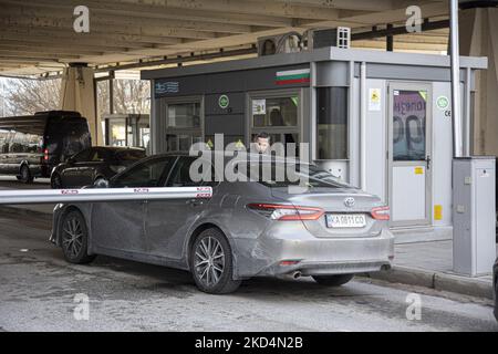 Autos mit ukrainischen Nummernschildern an den griechischen Grenzen. Zivilisten aus der Ukraine kommen am Grenzübergang Promahonas in Griechenland an. Ukrainische Flüchtlinge kommen mit dem Auto und dem Bus nach einer langen Fahrt an den Grenzen von Griechenland und Bulgarien bei Promachonas Sitte an, als sie aus ihrem Land fliehen. Einige sind griechische ethnische Menschen, die in der Ukraine leben und griechische Reisedokumente der EU besitzen, und andere haben Verwandte oder Freunde in Griechenland. Nach Angaben der UN-Flüchtlingsbehörde sind seit der russischen Militärinvasion mehr als 1,5 Millionen Flüchtlinge aus dem Land geflohen. Griechisch-bulgarische Grenze am 3. März 2022 (Foto: Nicolas Economou/N Stockfoto