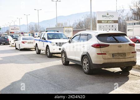 Autos mit ukrainischen Nummernschildern an den griechischen Grenzen. Zivilisten aus der Ukraine kommen am Grenzübergang Promahonas in Griechenland an. Ukrainische Flüchtlinge kommen mit dem Auto und dem Bus nach einer langen Fahrt an den Grenzen von Griechenland und Bulgarien bei Promachonas Sitte an, als sie aus ihrem Land fliehen. Einige sind griechische ethnische Menschen, die in der Ukraine leben und griechische Reisedokumente der EU besitzen, und andere haben Verwandte oder Freunde in Griechenland. Nach Angaben der UN-Flüchtlingsbehörde sind seit der russischen Militärinvasion mehr als 1,5 Millionen Flüchtlinge aus dem Land geflohen. Griechisch-bulgarische Grenze am 3. März 2022 (Foto: Nicolas Economou/N Stockfoto