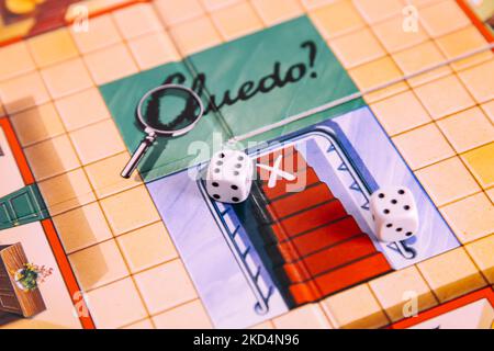 Würfel auf einem Cluedo Brettspiel von Waddingtons Hasbro Stockfoto