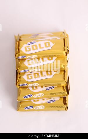 Stapel von McVities Gold Bars in einem ordentlichen Stapel - mehrere goldene Schokoladen-Snack-Leckerbissen Stockfoto