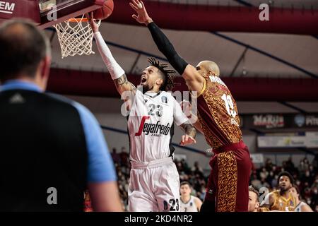 Daniel Hackett (Segafredo Virtus Bologna) ein Canestro-Kontrao Jordan Morgan (Umana Reyer Venezia) während der Basketball EuroCup Championship Umana Reyer Venezia gegen Virtus Segafredo Bologna am 09. März 2022 im Palasport Taliercio in Venedig, Italien (Foto: Mattia Radoni/LiveMedia/NurPhoto) Stockfoto