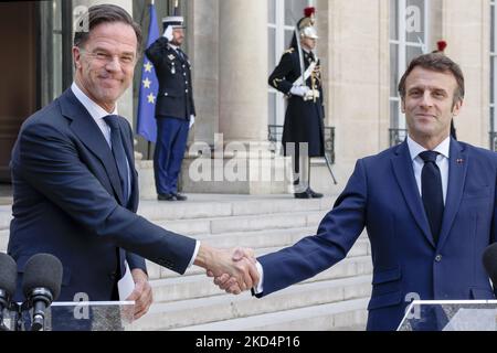 Frankreichs Präsident Emmanuel Macron begrüßt am 09. März 2022 den Premierminister des Königreichs der Niederlande, Mark Rutte, vor einem Arbeitsessen im Präsidentenpalast Elysee in Paris. (Foto von Daniel Pier/NurPhoto) Stockfoto