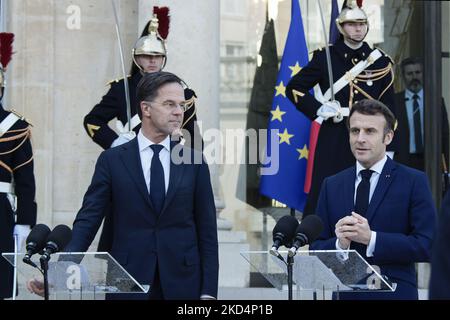 Frankreichs Präsident Emmanuel Macron begrüßt am 09. März 2022 den Premierminister des Königreichs der Niederlande, Mark Rutte, vor einem Arbeitsessen im Präsidentenpalast Elysee in Paris. (Foto von Daniel Pier/NurPhoto) Stockfoto