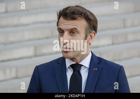 Frankreichs Präsident Emmanuel Macron hält am 09. März 2022 eine Rede zur Begrüßung des Premierministers des Königreichs der Niederlande, Mark Rutte (nicht zu sehen), vor einem Arbeitsessen im Präsidentenpalast Elysee in Paris. (Foto von Daniel Pier/NurPhoto) Stockfoto