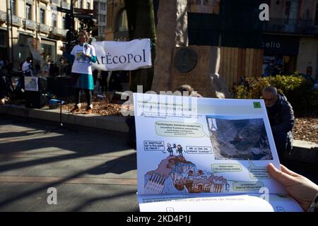 Ein Geologe, der sich auf den Bergbau spezialisiert hat, erklärt die Ressourcen, die notwendig sind, um unsere vernetzte Welt zu schaffen. XR France (Extinction Rebellion France) organisiert diese Woche in Toulouse in Zusammenarbeit mit ATECOPOL-Veranstaltungen, Konferenzen und die-in, um das Bewusstsein für den letzten Bericht des IPCC zu schärfen, der letzte Woche veröffentlicht wurde und den Titel „Climate Change: Impacts, Adaptation and Vulnerability“ trägt. Atekopol ist eine Gruppe von Wissenschaftlern aus allen Disziplinen, die die Bürger über Wissenschaft, Technologie und ihre Folgen, ihre Machbarkeit informieren wollen. ATECOPOL bedeutet "Workshop der politischen Ökologie". Toulouse. Frankreich. März Stockfoto