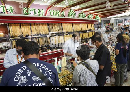 Kunden warten darauf, Gold in einem Goldgeschäft in Chinatown, Bangkok, Thailand, am 10. März 2022 zu verkaufen. Die Menschen strömten zum Verkauf ihrer Ornamente, nachdem der Goldpreis am 10. März 2022 drastisch über 30.800 thailändische Baht (930,16 US-Dollar) pro Baht-Gewicht für Goldbarren gestiegen war. Laut der Thai Gold Traders Association ist es der höchste Goldpreis seit März 2021. (Foto von Anusak Laowias/NurPhoto) Stockfoto