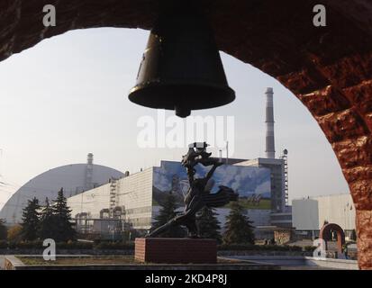 (ANMERKUNG des HERAUSGEBERS:DATEI-FOTO) Ein Blick auf die sichere Einschließung über dem Block 4. des Kernkraftwerks Tschernobyl, während einer Pressekonferenz zur Tschernobyl-Sperrzone in Tschernobyl, Ukraine, am 23. Oktober 2019. -Das Kernkraftwerk Tschernobyl übermittelt keine Daten mehr an die atomare Überwachungsbehörde der Vereinten Nationen, teilte die Behörde am Dienstag mit, als sie ihre Besorgnis über Mitarbeiter äußerte, die unter russischer Aufsicht in der ukrainischen Einrichtung arbeiten. Stockfoto