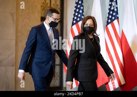 Die US-Vizepräsidentin Kamala Harris trifft am 10. März 2022 den polnischen Premierminister Mateusz Morawiecki im Kanzleramt in Warschau, Polen. (Foto von Mateusz Wlodarczyk/NurPhoto) Stockfoto