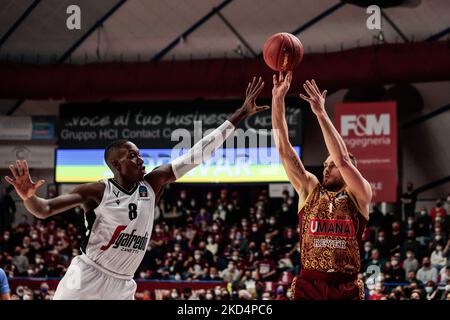 Stefano Tonut (Umana Reyer Venezia) und Kevin Hervey (Segafredo Virtus Bologna) während der Basketball EuroCup Championship Umana Reyer Venezia gegen Virtus Segafredo Bologna am 09. März 2022 im Palasport Taliercio in Venedig, Italien (Foto: Mattia Radoni/LiveMedia/NurPhoto) Stockfoto