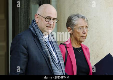 Der französische Pensionsminister Laurent Pietraszewski und die französische Arbeitsministerin Elisabeth Borne gehen nach der wöchentlichen Kabinettssitzung am 9. März 2022 im Elysee-Palast in Paris, Frankreich, aus. (Foto von Daniel Pier/NurPhoto) Stockfoto