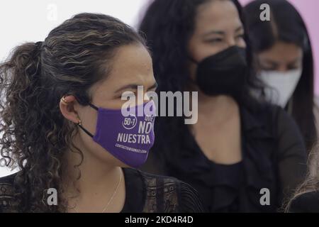 Mariana Gómez del Campo (links), Senatorin der Nationalen Aktionspartei in Mexiko, während der Ankündigung und der bevorstehenden Eröffnung des Zentrums zur Verhütung von geschlechtsspezifischer Gewalt gegen Frauen und ihrer Ermächtigung im Munizip Benito Juárez, Mexiko-Stadt, Die Frauen, die Opfer oder potenzielle Opfer von geschlechtsspezifischer Gewalt und Machista in der Hauptstadt sind, betreuen wird; sie wird in Präventionsprogrammen und Erstkontakt-Betreuung, bei Aggressionen, bei denen Frauen am 10. März 2022 soziale Arbeit und psychologische Unterstützung erhalten, in Mexiko-Stadt, Mexiko, tätig sein. (Foto von Gerardo Vieyra/NurPho Stockfoto