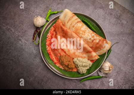 indische berühmte traditionelle Speisen in Bananenblatt serviert Stockfoto