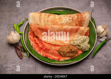 indische berühmte traditionelle Speisen in Bananenblatt serviert Stockfoto