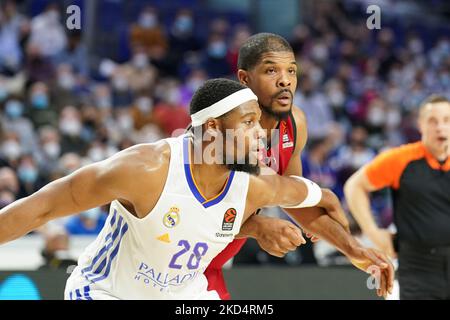 Kyle Hines (AX Armani Exchange Mailand) von Guerschon Yabusele (Real Madrid) während der Basketball Euroleague Championship Real Madrid Baloncesto gegen Einen X Armani Exchange Milano am 10. März 2022 im Palacio de Deportes in Madrid, Spanien (Foto: Simone Lucarelli/LiveMedia/NurPhoto) Stockfoto