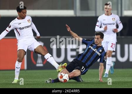 Amine Adli (Bayer 04 Leverkusen) und Remo Freuler (Atalanta BC) kämpfen während des Europa League-Fußballspiels Atalanta BC gegen Bayer Leverkusen am 10. März 2022 im Gewiss Stadium in Bergamo, Italien (Foto: Francesco Scaccianoce/LiveMedia/NurPhoto) Stockfoto