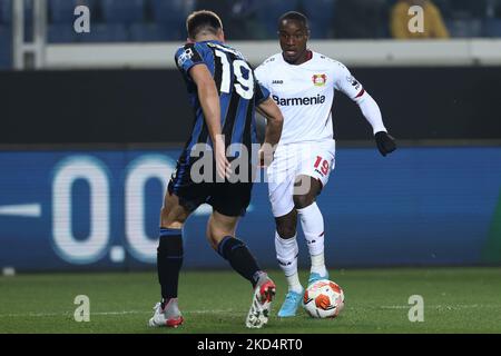 Moussa Diaby (Bayer 04 Leverkusen) wird am 10. März 2022 im Gewiss-Stadion in Bergamo, Italien, beim Europa-League-Spiel Atalanta BC gegen Bayer Leverkusen von aya19 herausgefordert (Foto: Francesco Scaccianoce/LiveMedia/NurPhoto) Stockfoto