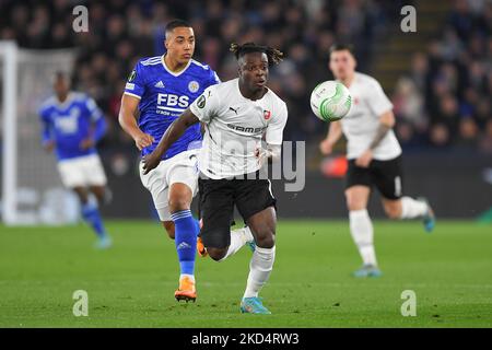 Jeremy Doku von Rennes im Einsatz während des UEFA Europa Conference League-Spiels 16 zwischen Leicester City und Stade Rennais F.C. am Donnerstag, den 10.. März 2022, im King Power Stadium, Leicester. (Foto von Jon Hobley/MI News/NurPhoto) Stockfoto