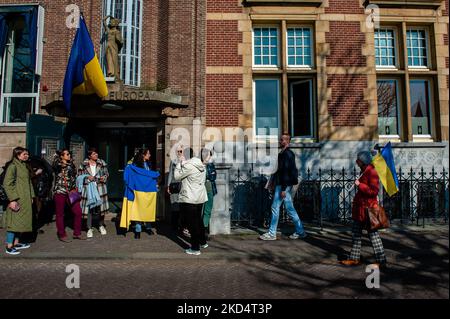 Das ukrainische Volk versammelt sich vor dem Repräsentantenbüro der Europäischen Kommission, das mit der ukrainischen Flagge an der Fassade geschmückt ist, um weiterhin gegen Putins Invasion zu protestieren und an die EU zu appellieren, ihren Beitrittsantrag zu beschleunigen. In Den Haag, am 10.. März 2022. (Foto von Romy Arroyo Fernandez/NurPhoto) Stockfoto