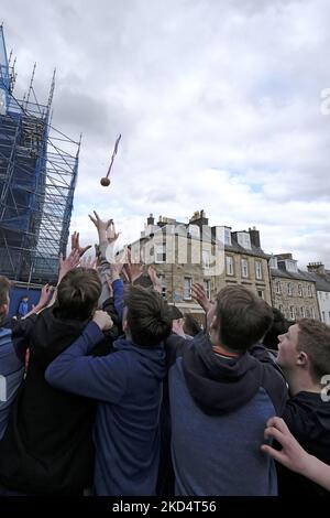 Jedburgh, Donnerstag, 10. März 2022. Jugendliche Herausforderung für die â € œhailedâ € â € œBaâ € während der jährlichen "Fastern Eve Handba" Veranstaltung in Jedburgh High Street in den Scottish Borders am 10. März 2022 in Jedburgh, Schottland. Die jährliche Veranstaltung, die im 18. Jahrhundert begann, findet heute statt und umfasst zwei Teams, die Uppies (Bewohner aus dem oberen Teil von Jedburgh) und die Doonies (Bewohner aus dem unteren Teil von Jedburgh), die den Ball entweder auf den oberen oder unteren Rand der Stadt bringen. Der Ball, der aus Leder besteht, mit Stroh gefüllt und mit Bändern verziert ist, wird in die Menge geworfen, um die zu beginnen Stockfoto