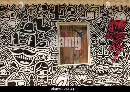 Pop Art, Street Art. Ein Abschnitt aus einer Serie von Wandgemälden auf einer Reihe von Gebäuden in der Altstadt von Lagos, Algarve, Portugal Stockfoto