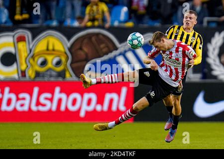 ARNHEM, NIEDERLANDE - 5. NOVEMBER: Tobias Lauritsen von Sparta Rotterdam, Enzo Cornelisse von Vitesse während des niederländischen Eredivisie-Spiels zwischen Vitesse und Sparta Rotterdam auf der Gelredome am 5. November 2022 in Arnhem, Niederlande (Foto: Rene Nijhuis/Orange Picts) Stockfoto