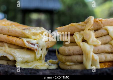 Typisch salvadorianisches Gericht, Käse-Pupusas mit Kohl und Tomatensauce. Reis- und Maispupusas gefüllt mit Käse, Bohnen oder anderen Zutaten Stockfoto