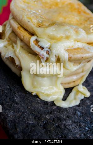 Typisch salvadorianisches Gericht, Käse-Pupusas mit Kohl und Tomatensauce. Reis- und Maispupusas gefüllt mit Käse, Bohnen oder anderen Zutaten Stockfoto